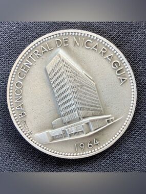 Silver medal coin issued by Banco Central de Nicaragua 1964 0900 90 % silver